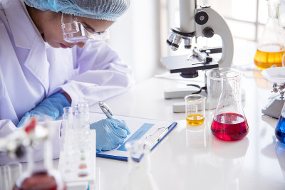 特写女科学家手用滴管在实验室看科学显微镜医学试验，研究生物化学。女性技术员实验室分析血液科学药物研究