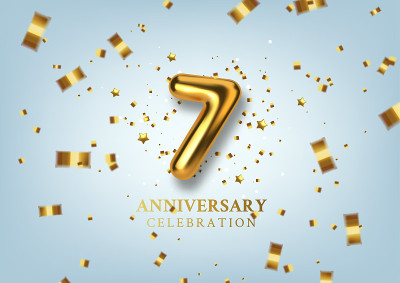 7周年庆典。数字以金色气球的形式。逼真的3d黄金数字和闪闪发光的五彩纸屑，蛇纹石。生日或婚礼事件的水