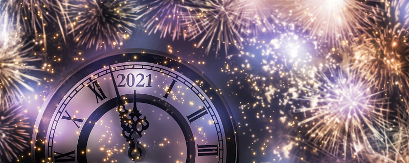2021年午夜放烟花，用鞭炮和倒计时钟祝新年快乐，新年前夜蓝色夜空上的爆炸灯光效果