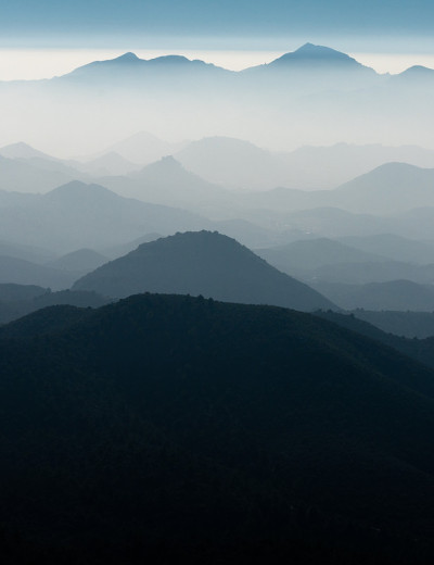 西班牙南部半沙漠山区的垂直景观