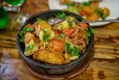 传统格鲁吉亚家庭食物ojakhuri，将肉、土豆和蔬菜放在陶瓷锅里油炸，美味的菜肴