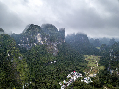 喀斯特山区的小村庄