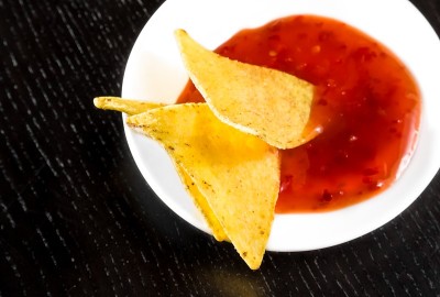 脆玉米片配辣味番茄酱作为零食