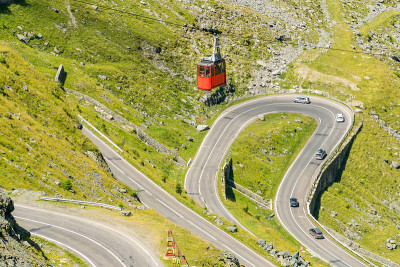 通过罗马尼亚著名的transagarasan山的缆车到Balea湖