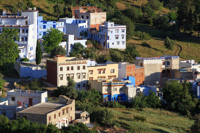 摩洛哥Chefchaouen郊区的住宅建筑。这座城市也被称为Chaouen，以其蓝色的建筑而闻名，这