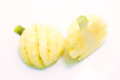 菠萝切成两半