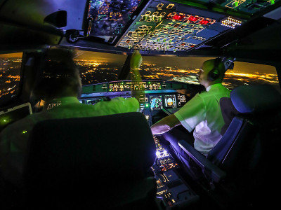夜航A320与飞行员左上角视图