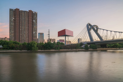 中国苏州古运河上的钢结构桥梁和风景