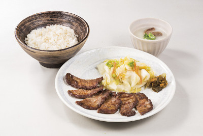 森野家烤牛痰套餐配炸牛排、米饭、