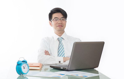 年轻人在办公室加班