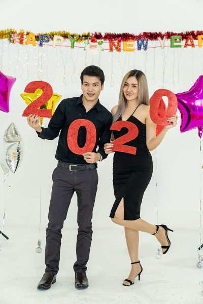夫妇庆祝2020年派对