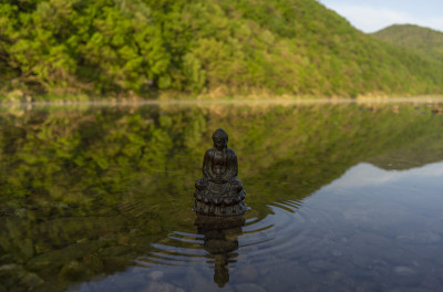 水上佛像