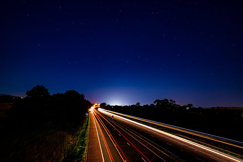 M6通往Penrith的夜间景观，Penrith是通往英国湖区的门户，夜空中有“犁”