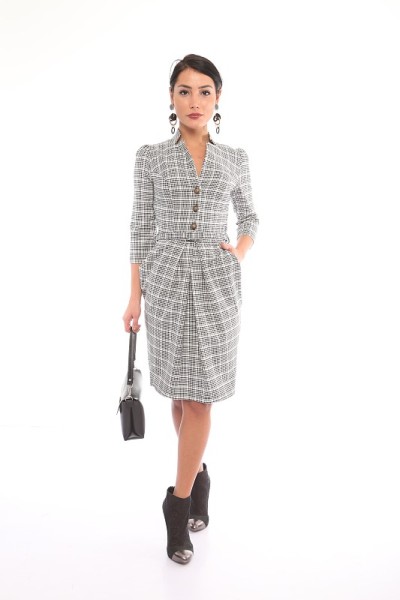 美丽的女人在白色背景的灰色晚礼服