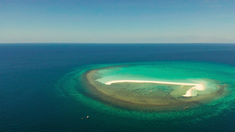 有沙滩的热带岛屿。Camiguin、菲律宾