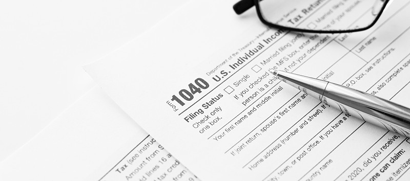 美国国税局(IRS)美国国内收入局所得税申报表1040，用于编制收入报告和财务文件