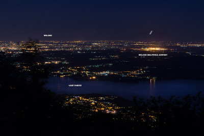 米兰马尔彭萨机场的夜景，米兰和瓦雷兹湖