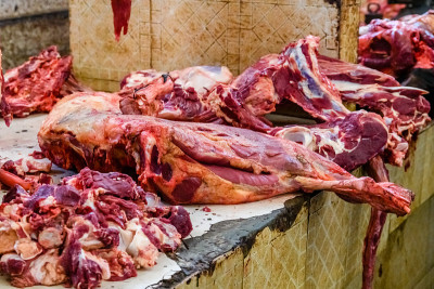 桑给巴尔的食品市场上的新鲜生肉