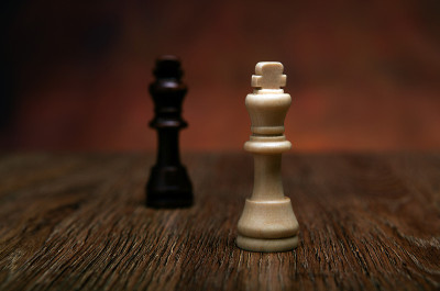 在桌上放棋子的象棋游戏