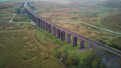 英国，英国，北约克郡，里布尔斯代尔，约克郡山谷国家公园里布尔黑德铁路高架桥的鸟瞰图