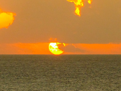 复活节岛上的日落。海洋中夕阳的颜色。