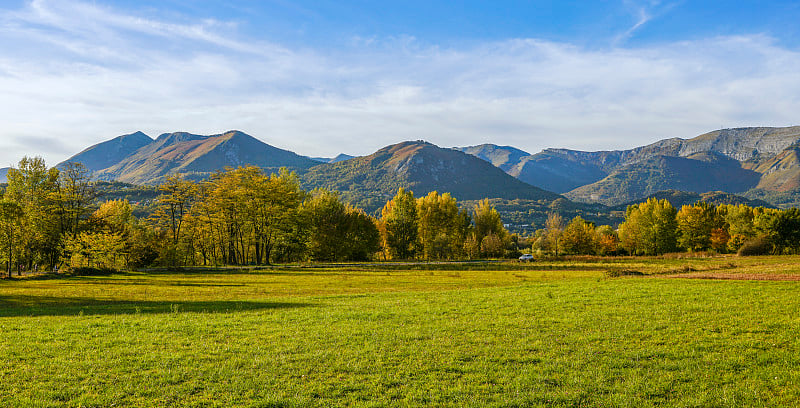 秋天，法国比利牛斯公社的考特雷山脉全景