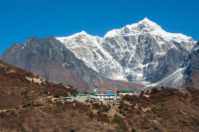 塔瓦什山和勐拉村