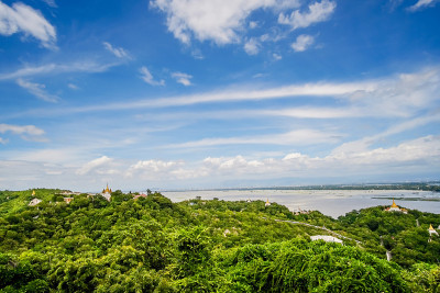 曼德勒城的鸟瞰图，寺庙，金塔，伊洛瓦底江和萨皆山的桥梁。是缅甸著名的旅游景点