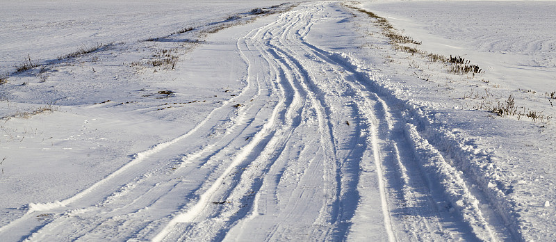 雪地里的路