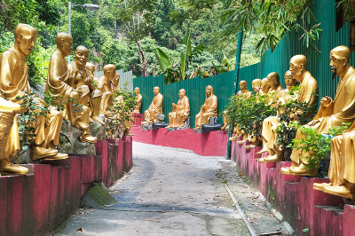 佛像通向寺庙