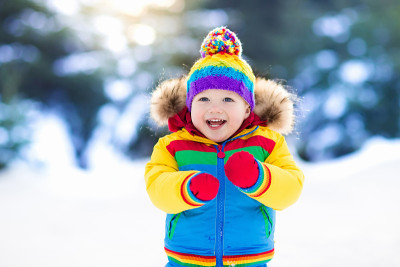 孩子们在冬天玩雪。孩子们在户外。