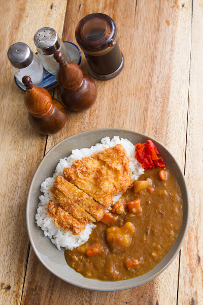 日本的食物。咖喱猪肉炒饭