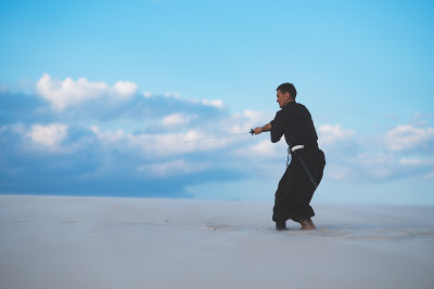 在沙漠中训练武术的人