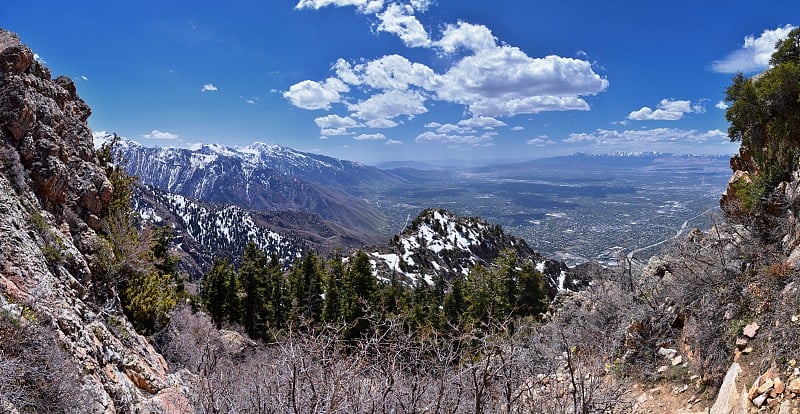 沃萨奇前山奥林匹斯峰徒步旅行路线鼓舞人心的春天通过博纳维尔海岸线，落基山脉，盐湖城，犹他州。美国。美