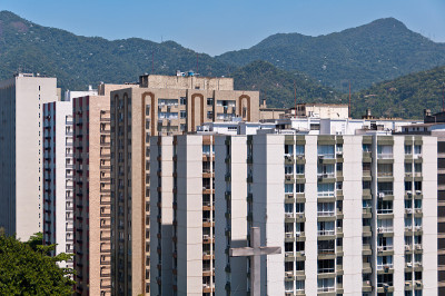 新现代公寓与山在地平线上