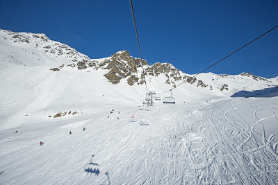 乘坐滑雪缆车上山