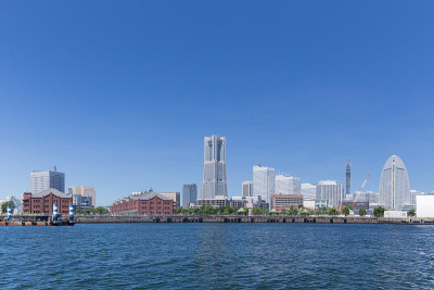 从海上眺望横滨地标塔周围