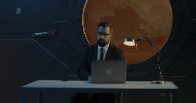 在火星办公室工作的商人