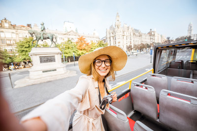 在波尔图市旅行的女人