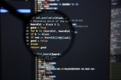 真正的Python代码开发屏幕。编程工作流抽象算法概念。放大后可见的Python代码行。