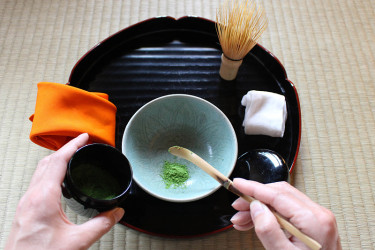 日本茶室:一个正在准备抹茶的女人