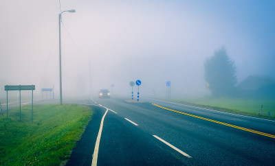 芬兰卡贾尼朦胧的道路景色。