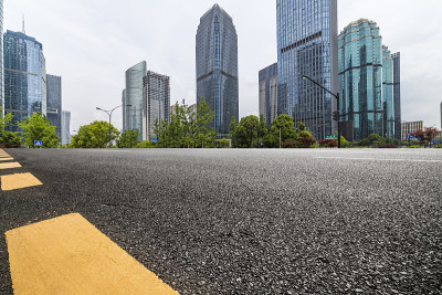 全景天际线和现代商业办公建筑与空的道路，空的混凝土广场地板