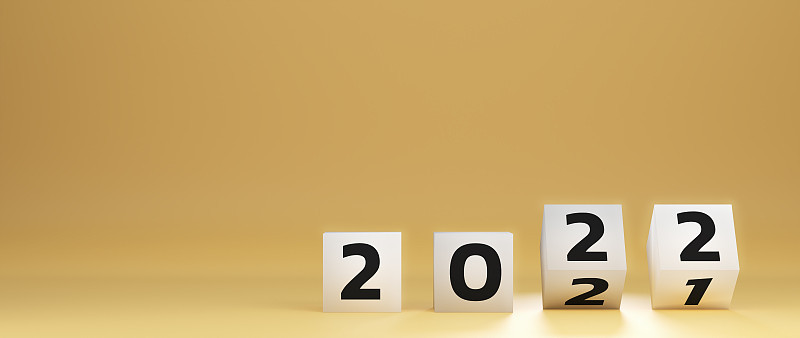 从2022年开始。白色立方体块翻转，以改变2021年到2022年的黄色背景与复制空间。新年快乐概念。