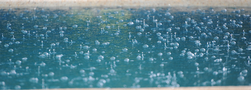 …下雨