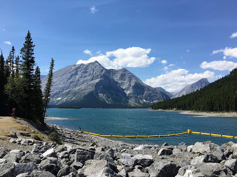 加拿大阿尔伯塔省的Peter Lougheed省公园里的上Kananaskis湖的美丽景色。