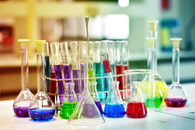 特写化学管研究，为未来的科学实验以实验室为背景，选择性聚焦。