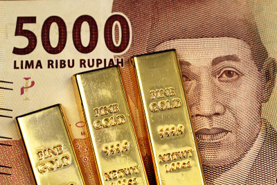 一张5000卢比的印尼纸币，上面有三根金条