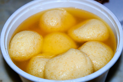 靠近一碗印度拉斯古拉甜点。Rasgulla，印度甜品，Mithai。