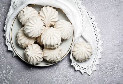 乡村混凝土背景上的西风。俯视图，平放